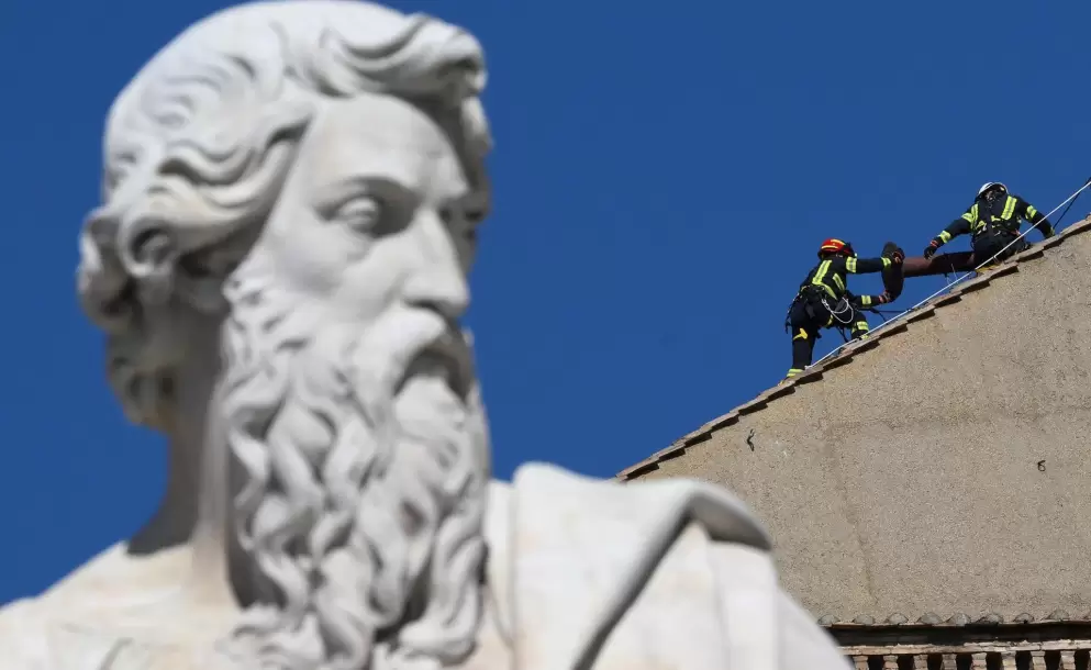 Los bomberos instalaron este viernes la chimenea en el techo de la Capilla Sixtina del Vaticano con motivo del cnclave, que se iniciar el 7 de mayo.