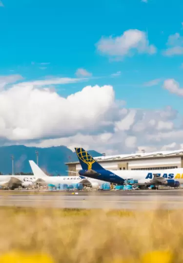 Imagen referencial de aviones estacionados en la plataforma del Aeropuerto Internacional Mariscal Sucre de Quito.