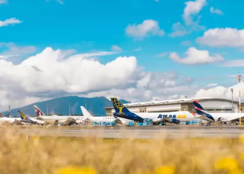 Imagen referencial de aviones estacionados en la plataforma del Aeropuerto Internacional Mariscal Sucre de Quito.