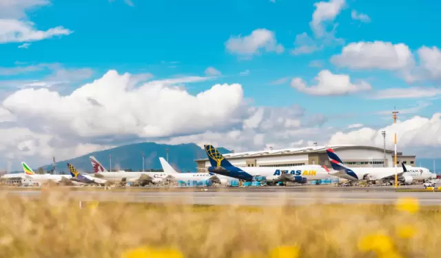 Imagen referencial de aviones estacionados en la plataforma del Aeropuerto Internacional Mariscal Sucre de Quito.