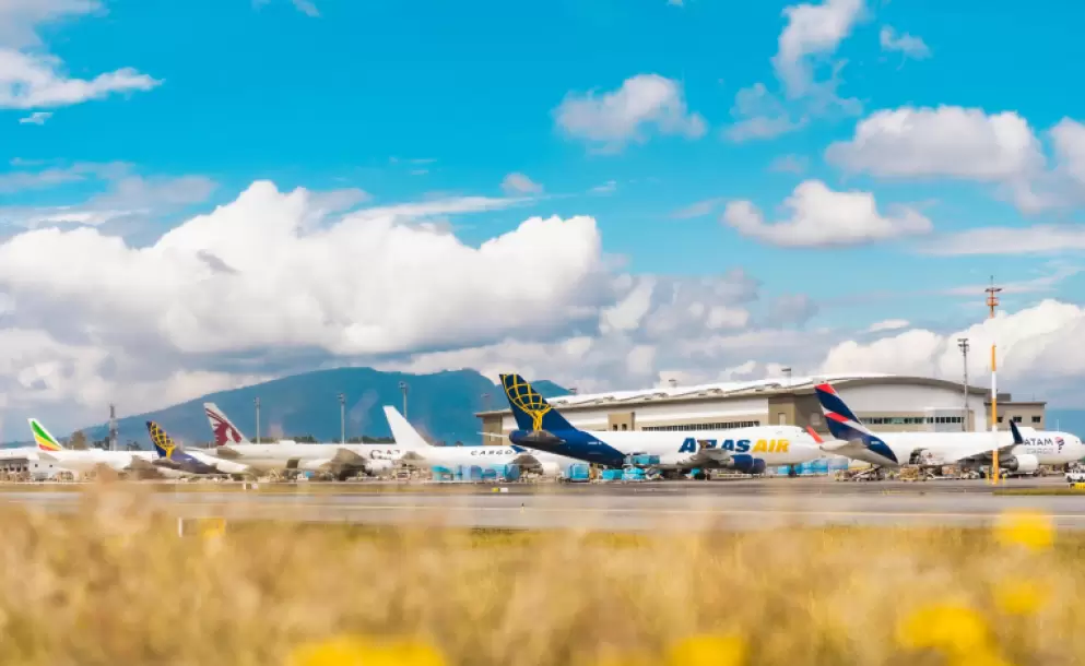 Imagen referencial de aviones estacionados en la plataforma del Aeropuerto Internacional Mariscal Sucre de Quito.