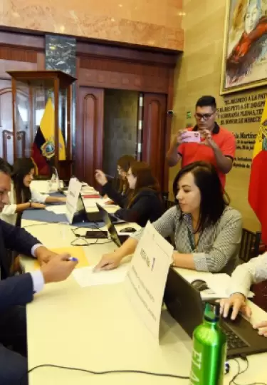Comps Córdova, asambleísta electo por Sucumbíos, entrega documentos en el ingreso al salón del pleno de la Asamblea Nacional.