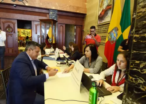 Comps Crdova, asamblesta electo por Sucumbos, entrega documentos en el ingreso al saln del pleno de la Asamblea Nacional.