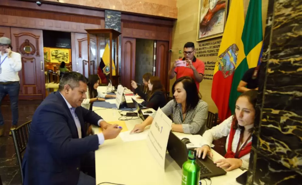 Comps Crdova, asamblesta electo por Sucumbos, entrega documentos en el ingreso al saln del pleno de la Asamblea Nacional.