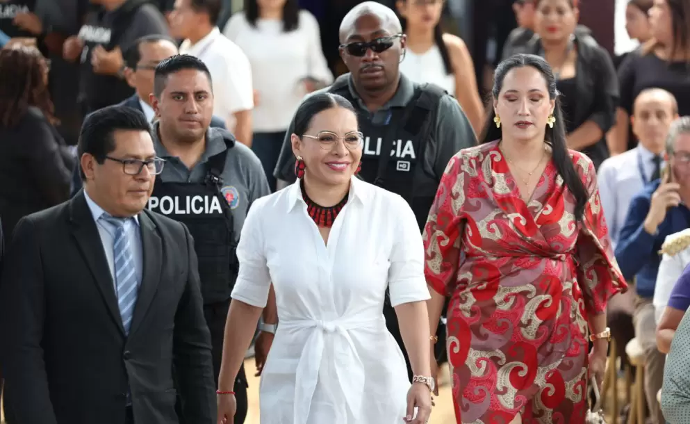 Diana Atamaint, presidenta del CNE.