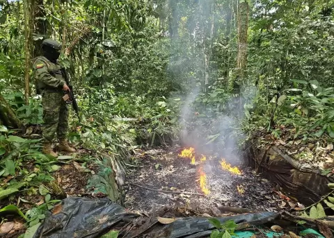 Un campamento clandestino de refinación de crudo fue destruido en Putumayo.