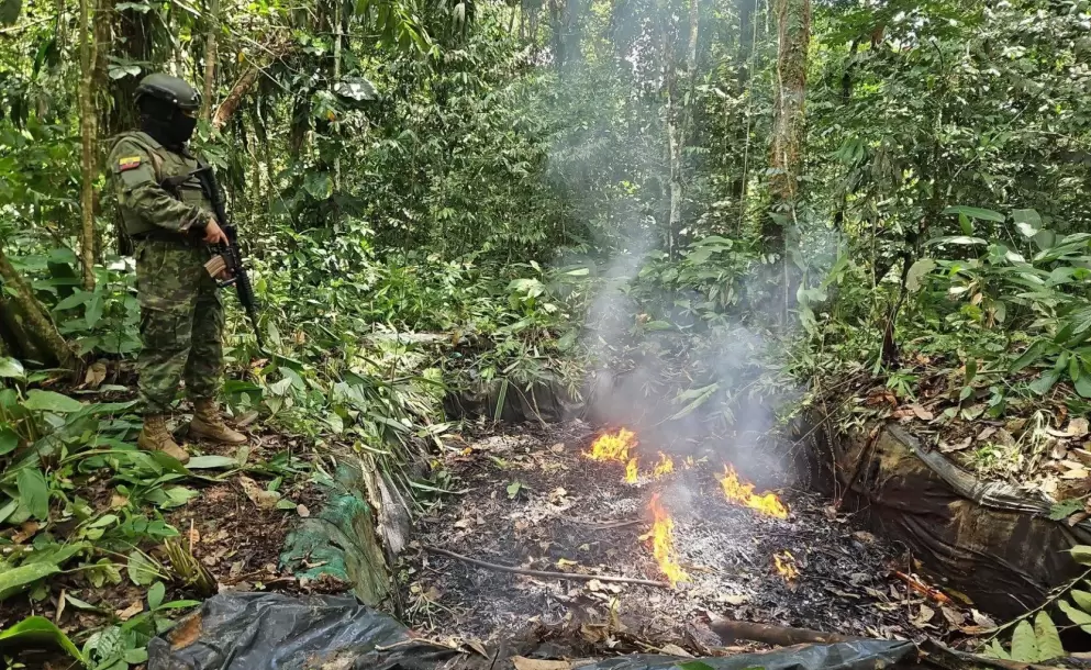 Un campamento clandestino de refinacin de crudo fue destruido en Putumayo.