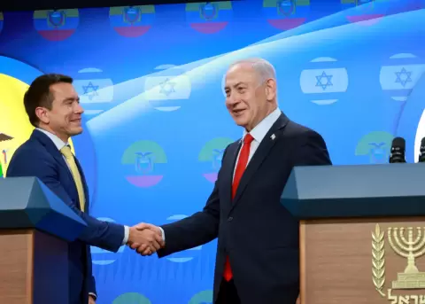 El presidente Daniel Noboa saluda con Benjamín Netanyahu, primer ministro de Israel.
