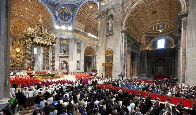 Cardenales y fieles asisten a la misa 'Pro eligendo pontifice', antes del inicio del cónclave, en la basílica de San Pedro en el Vaticano.