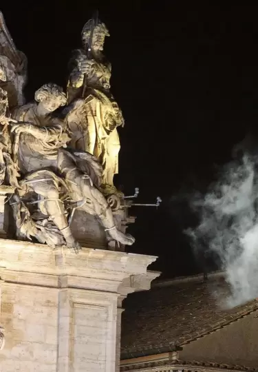 La fumata blanca que surgi de la chimenea de la Capilla Sixtina en la segunda jornada de Cnclave en la ciudad del Vaticano, el 13 de marzo de 2013.