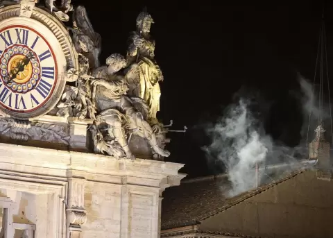 La fumata blanca que surgió de la chimenea de la Capilla Sixtina en la segunda jornada de Cónclave en la ciudad del Vaticano, el 13 de marzo de 2013.