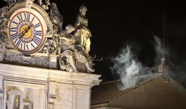 La fumata blanca que surgió de la chimenea de la Capilla Sixtina en la segunda jornada de Cónclave en la ciudad del Vaticano, el 13 de marzo de 2013.