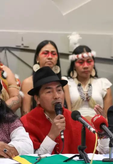 Leonidas Iza, presidente de la Conaie, en una rueda de prensa.