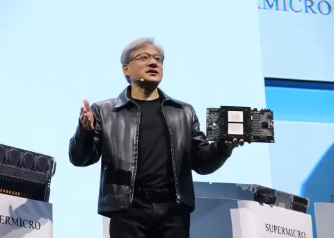 Jensen Huang advierte: crisis laboral global y auge de robots.