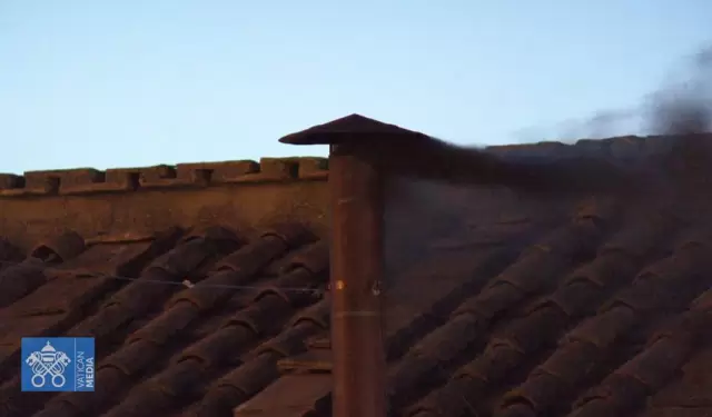 La primera fumata del Vaticano afirma que aún no hay Papa.