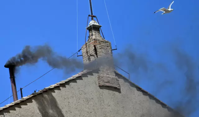 Primera fumata del 8 de mayo de 2025, en el segundo da del cnclave, sale en la maana de ese da desde la Capilla Sixtina en el Vaticano.