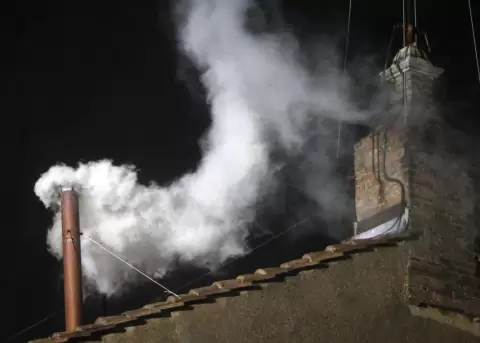 La fumata blanca, smbolo tradicional, sigue anunciando la eleccin del Pontfice