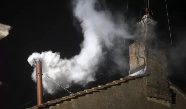 La fumata blanca, símbolo tradicional, sigue anunciando la elección del Pontífice