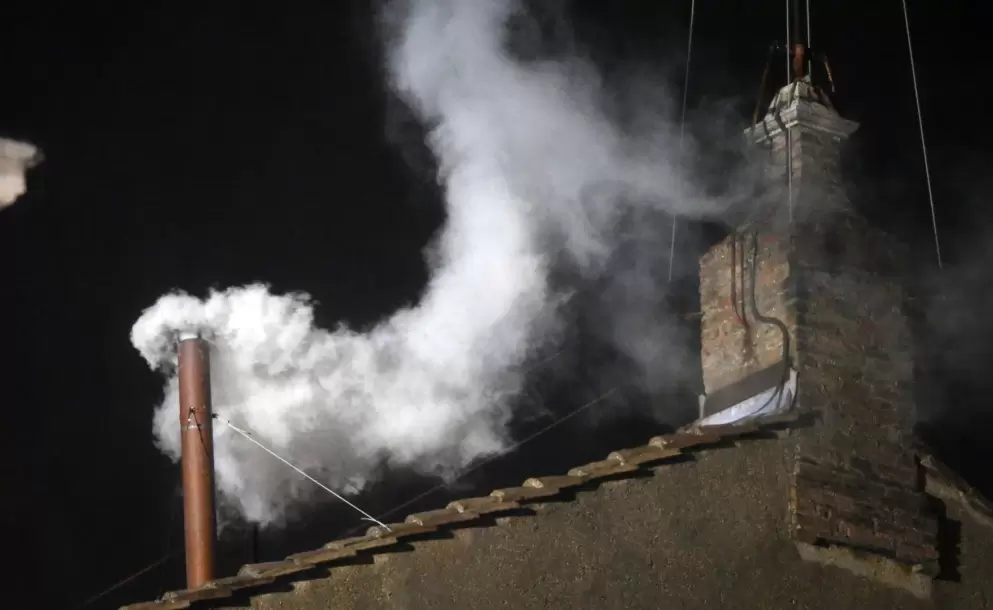 La fumata blanca, smbolo tradicional, sigue anunciando la eleccin del Pontfice