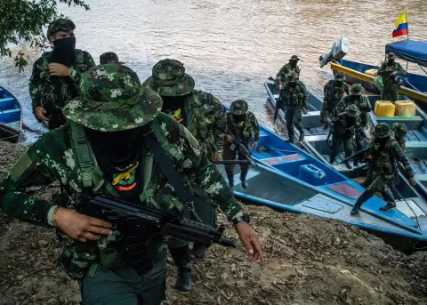 Comandos de Frontera navegan por las aguas del río Putumayo, entre Colombia y Ecuador.