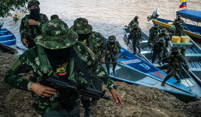Comandos de Frontera navegan por las aguas del ro Putumayo, entre Colombia y Ecuador.