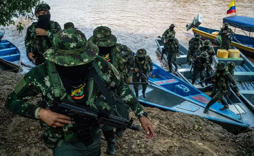 Comandos de Frontera navegan por las aguas del ro Putumayo, entre Colombia y Ecuador.
