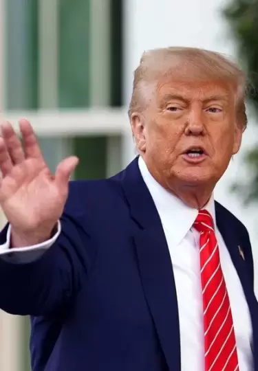 Trump insta al Supremo a revocar el estatus legal de cientos de inmigrantes en EE.UU.