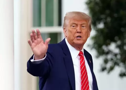 Trump insta al Supremo a revocar el estatus legal de cientos de inmigrantes en EE.UU.