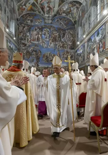 El papa Len XIV celebrando la misa con los cardenales electores en la Capilla Sixtina, en la Ciudad del Vaticano, el 9 de mayo de 2025.