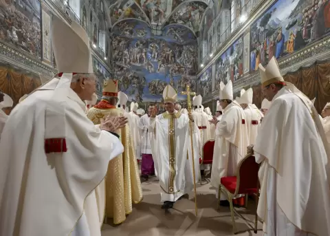 El papa Len XIV celebrando la misa con los cardenales electores en la Capilla Sixtina, en la Ciudad del Vaticano, el 9 de mayo de 2025.