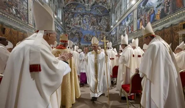 El papa Len XIV celebrando la misa con los cardenales electores en la Capilla Sixtina, en la Ciudad del Vaticano, el 9 de mayo de 2025.