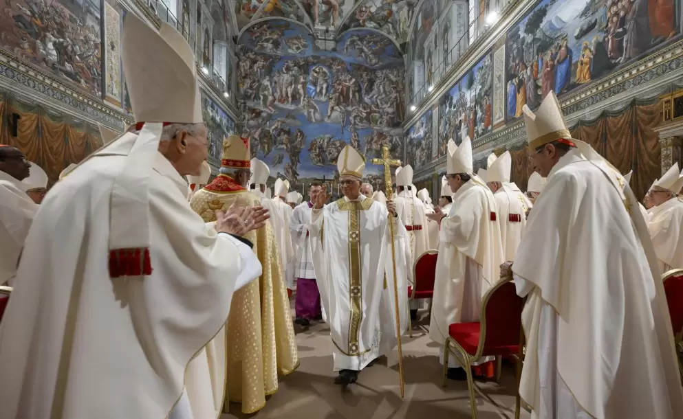 El papa Len XIV celebrando la misa con los cardenales electores en la Capilla Sixtina, en la Ciudad del Vaticano, el 9 de mayo de 2025.
