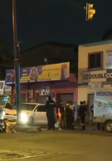 Una ambulancia de Medicina Legal en el suroeste de Guayaquil, donde ocurrió una muerte violenta el 9 de mayo de 2025.