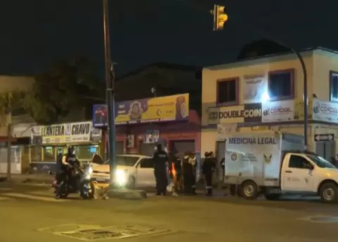 Una ambulancia de Medicina Legal en el suroeste de Guayaquil, donde ocurrió una muerte violenta el 9 de mayo de 2025.