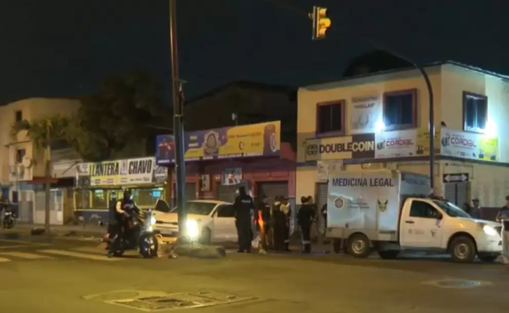 Una ambulancia de Medicina Legal en el suroeste de Guayaquil, donde ocurri una muerte violenta el 9 de mayo de 2025.