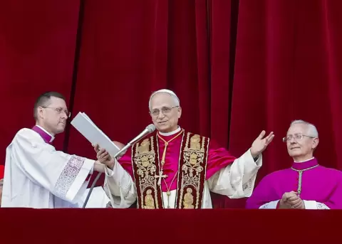 El recién elegido Papa León XIV, el cardenal estadounidense Robert Francis Prevost, saluda a los fieles desde la Basílica de San Pedro, El Vaticano.