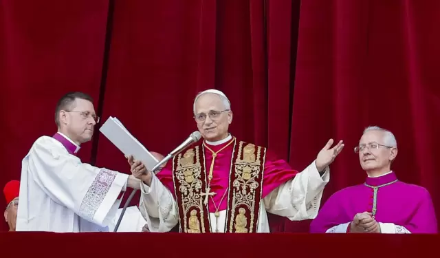 El recin elegido Papa Len XIV, el cardenal estadounidense Robert Francis Prevost, saluda a los fieles desde la Baslica de San Pedro, El Vaticano.