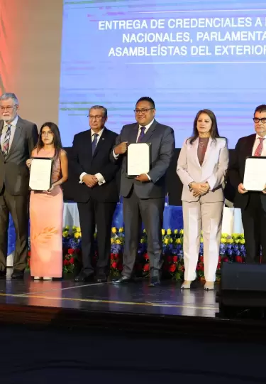 El CNE entregó las credenciales a los asambleístas nacionales, de Pichincha y del exterior.