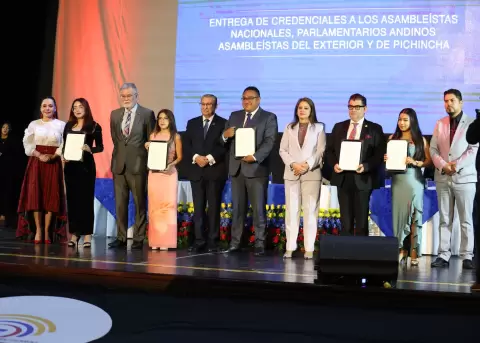 El CNE entregó las credenciales a los asambleístas nacionales, de Pichincha y del exterior.