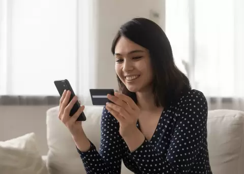 Generación Z busca ganar dinero rápido usando redes sociales.