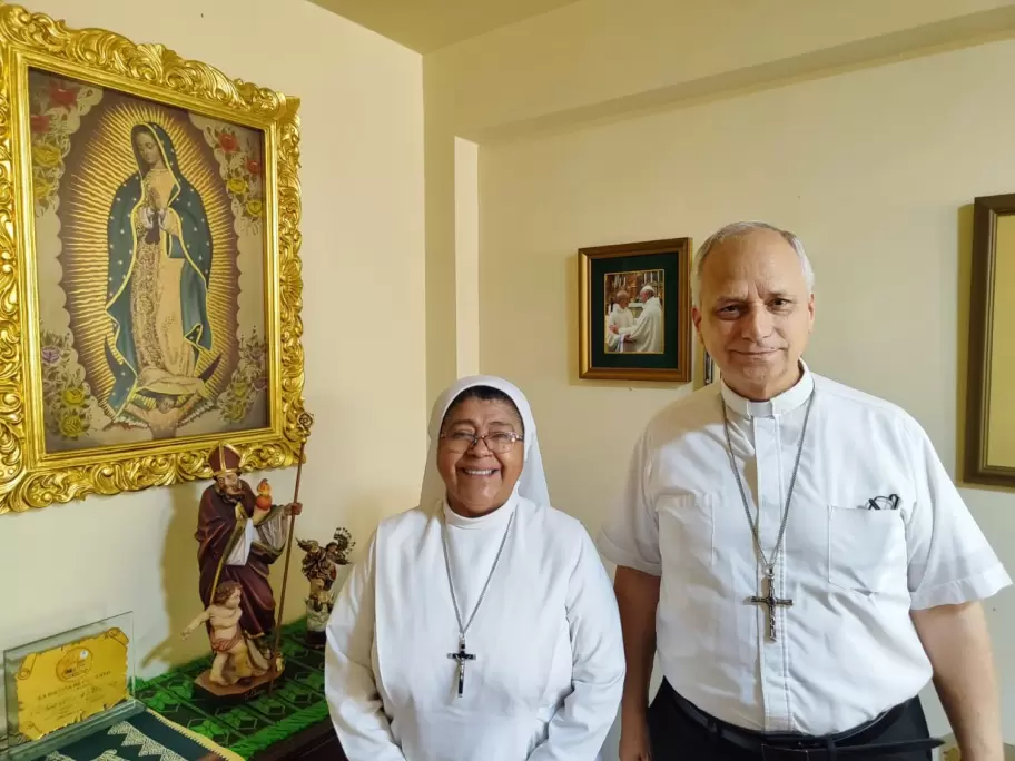 Recuerdos de Margarita Flores con el Papa León XIV