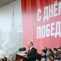 Putin dice que el pueblo ruso apoya a los soldados desplegados en Ucrania, en el aniversario del Día de la Victoria