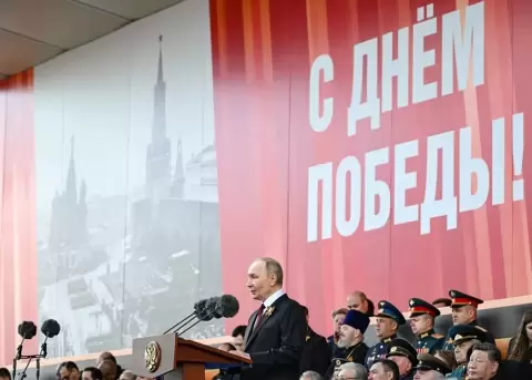 Putin dice que el pueblo ruso apoya a los soldados desplegados en Ucrania, en el aniversario del Día de la Victoria