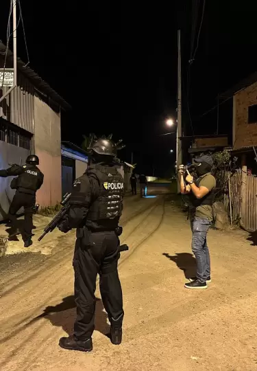 La Polica Nacional ejecut 17 allanamientos en Portoviejo, Chone, 24 de Mayo y Rocafuerte, donde adems incaut armas, droga, municiones y recuper m