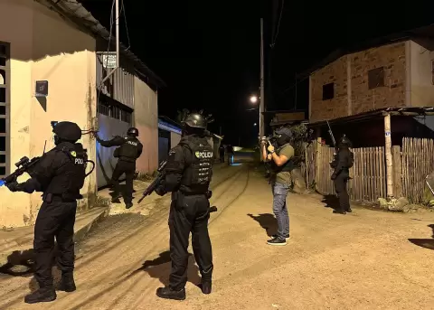 La Policía Nacional ejecutó 17 allanamientos en Portoviejo, Chone, 24 de Mayo y Rocafuerte, donde además incautó armas, droga, municiones y recuperó m