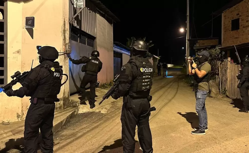La Polica Nacional ejecut 17 allanamientos en Portoviejo, Chone, 24 de Mayo y Rocafuerte, donde adems incaut armas, droga, municiones y recuper m