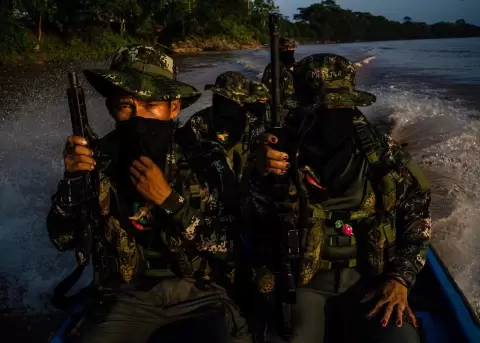 El grupo armado Comandos de Frontera patrulla el ro Putumayo.