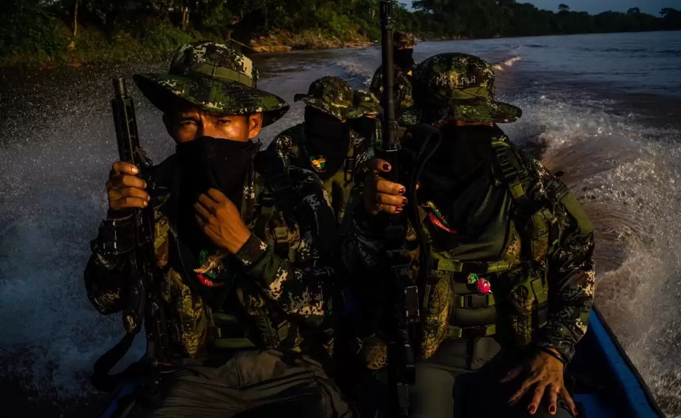 El grupo armado Comandos de Frontera patrulla el ro Putumayo.