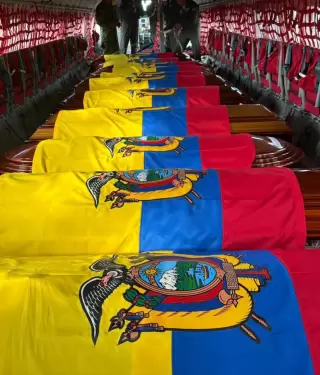 Los atades con los cuerpos de los 11 militares asesinados en el Alto Punino fueron trasladados a Quito.