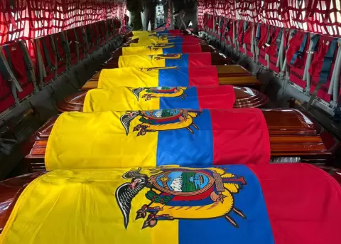 Los ataúdes con los cuerpos de los 11 militares asesinados en el Alto Punino fueron trasladados a Quito.